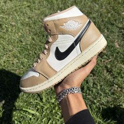 Jordan 1 Mid W “Desert Sail” Size 7.5W/6Y