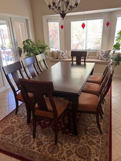 Elegant Dining Room Table & Chair Set – Timeless Style & Comfort