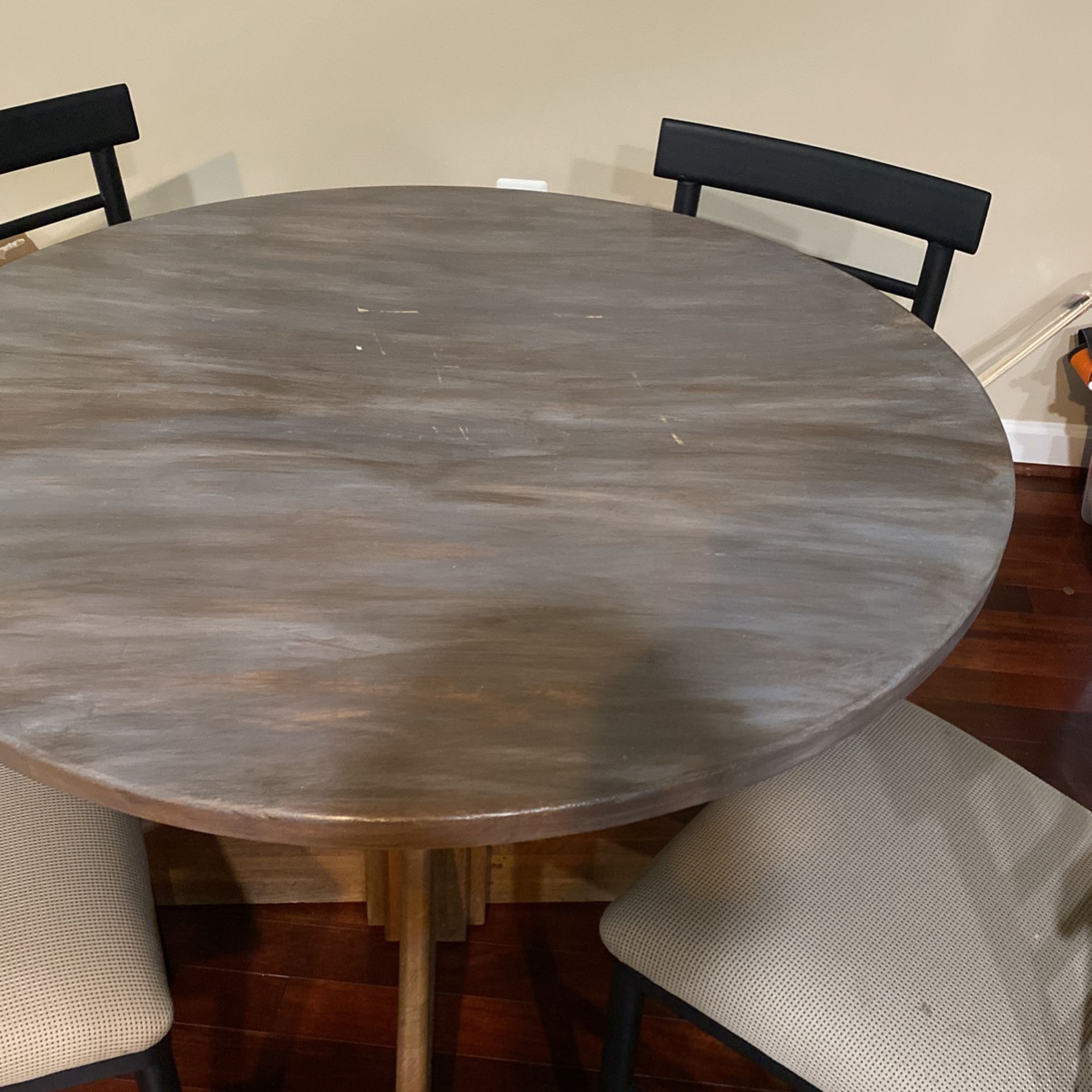 Round  Dining Table 