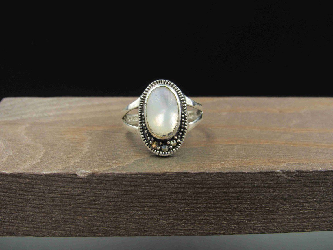 Size 8 Sterling Silver Marcasite Gem & White Shell Band Ring Vintage