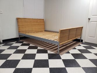 Queen size bed frame - can DELIVER almost anywhere for $20 extra - gently used and in very good condition 😍