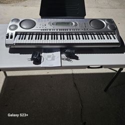 LARGE CASIO KEYBOARD 76 KEY