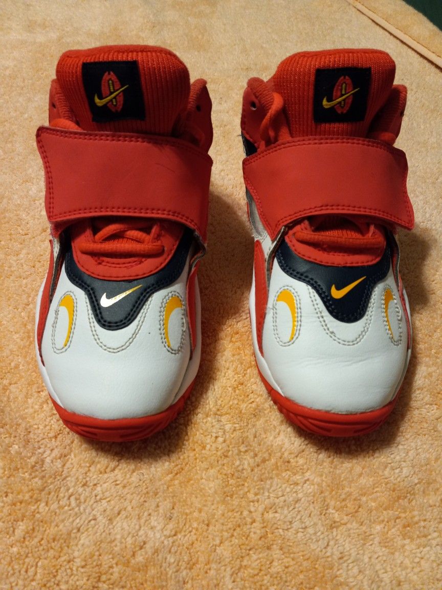 Nike Air Speed Turf Boy's Shoes Size 2Y