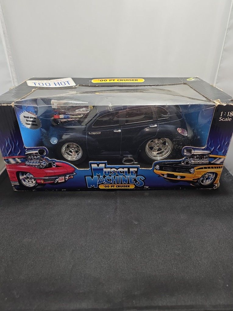 Muscle Machines 1:18 Scale 2000 PT Cruiser Black Die-Cast Car W/ Box (OT)