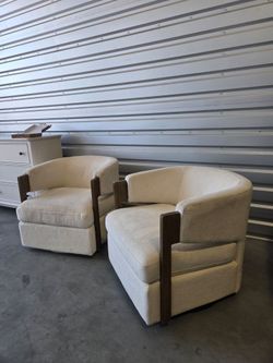 2 pcs Set Henredon Wynn Fabric Swivel Chairs with Wood Arms
100% Polyester Fabric
Full 360-Degree Smooth Swivel Base
Modern Barrel Swivel Design
Expos