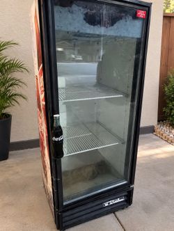 COCA-COLA REFRIGERATOR WORKS AS SHOULD HAS LIGHT