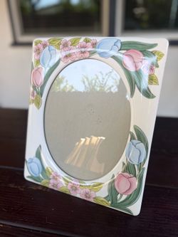 La Vie Collection Ceramic Floral Picture Frame  10 1/2 x 13“