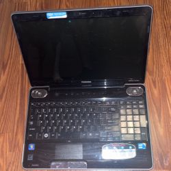 Toshiba Laptop With Carrying Case 8 gab Or 16 Gb