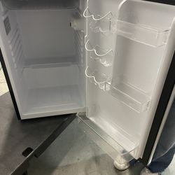 Magic Chef Mini Refrigerator 