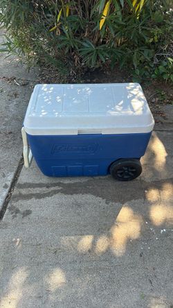 Coleman 50 qt Xtreme Rolling Ice Chest Cooler Blue/White Tow Handle 2 Wheels