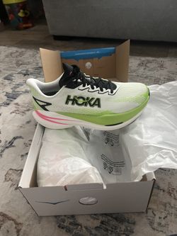 Tenis hoka mujee size 7.Bnuevos