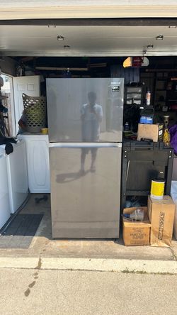 Samsung 18 Cu. Ft. Refrigerator – Black Stainless Steel