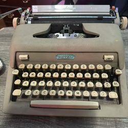 Vintage 1960 Royal Heritage Typewriter (works)