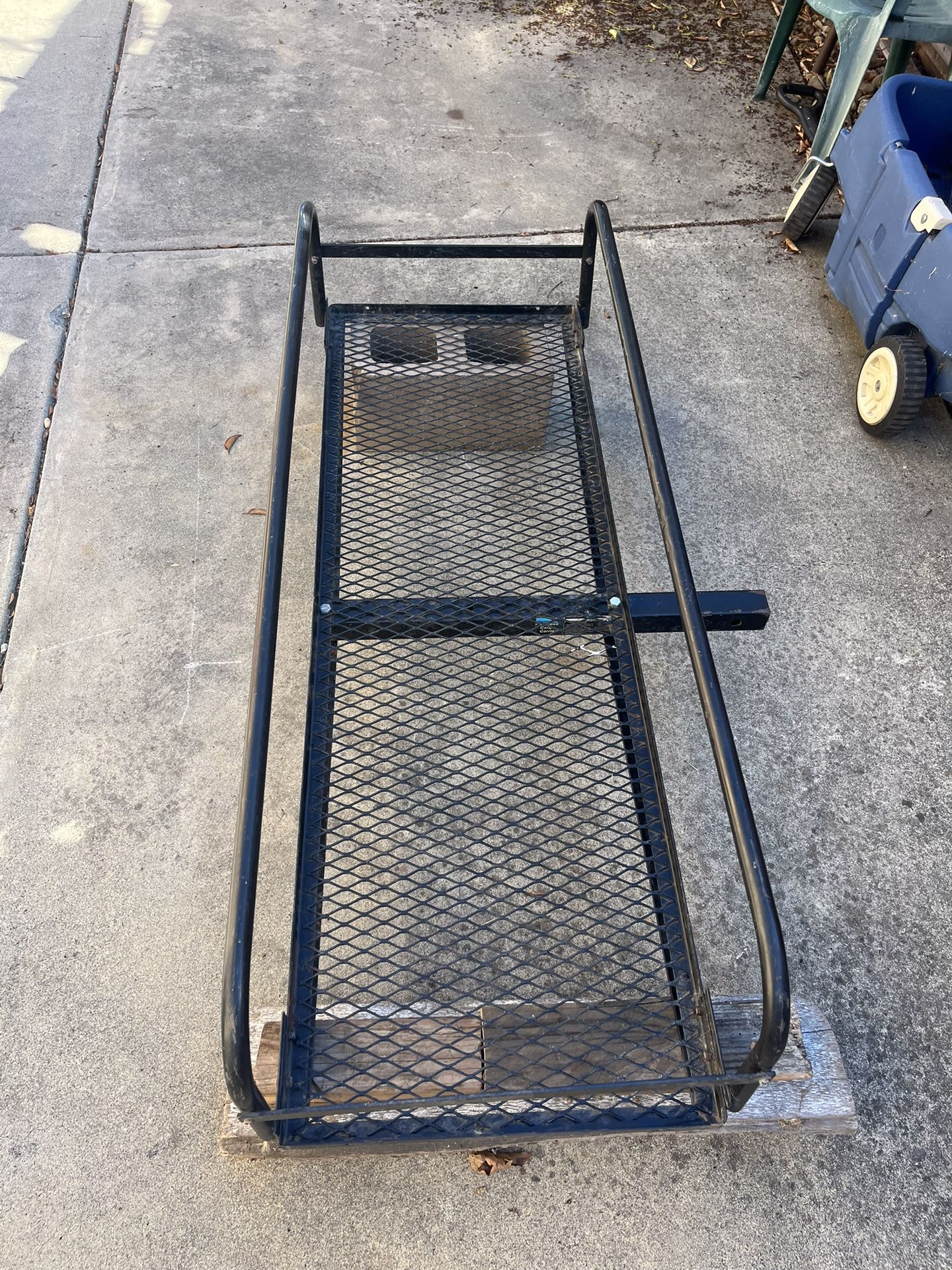 Hitch cargo carrier