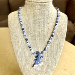 🦎 Amazing blue & white gemstone beaded elastic necklace with gemstone lizard pendant (sodalite?)