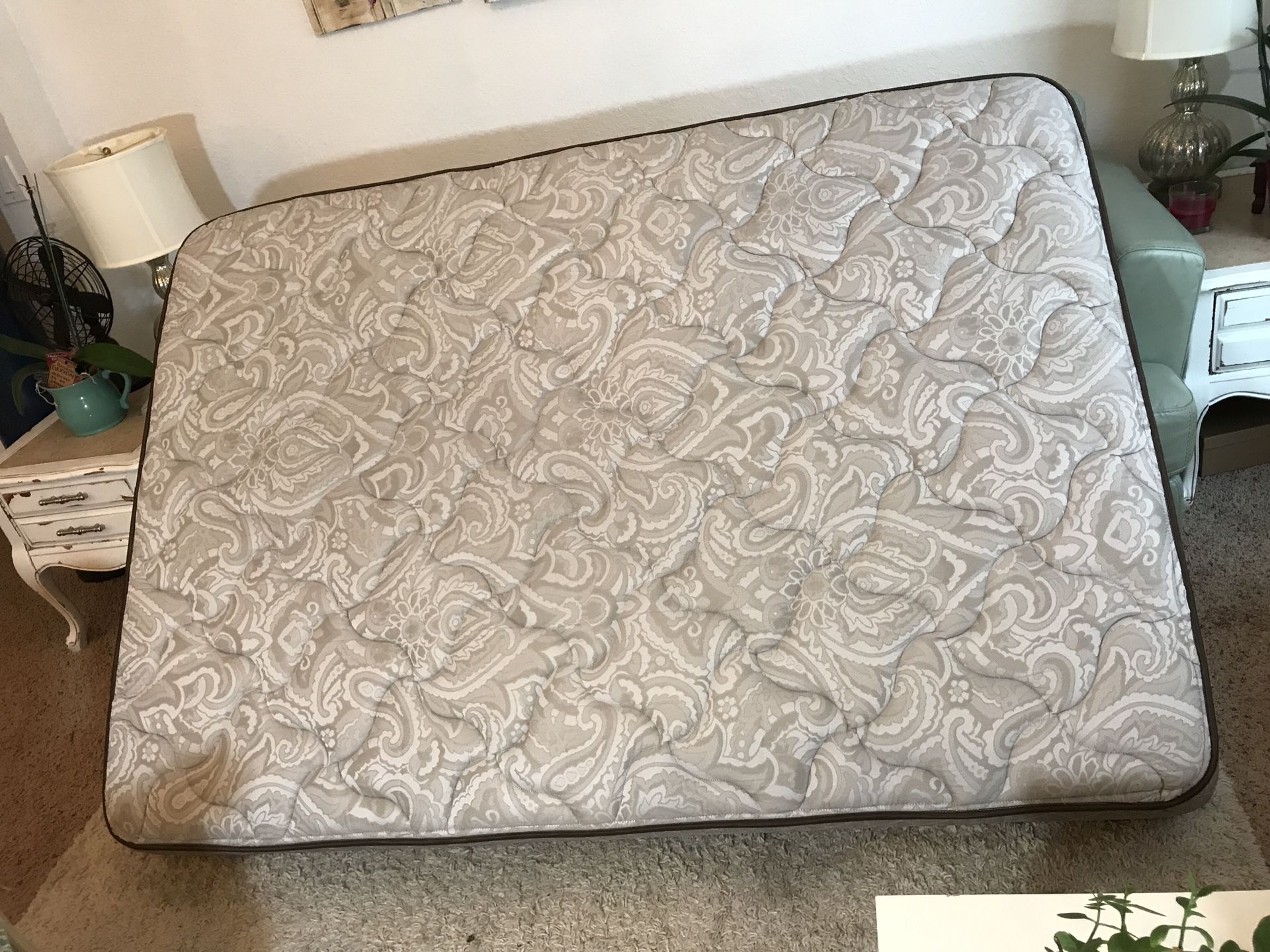 Hampton & Rhodes HR300 full mattress (no box spring) in very good condition. Downsizing, needs to be gone asap!