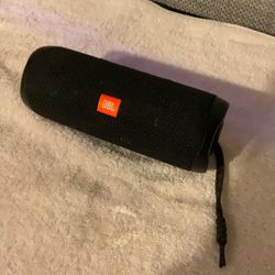JBL Flip 5 Black Portable Bluetooth Speaker Use