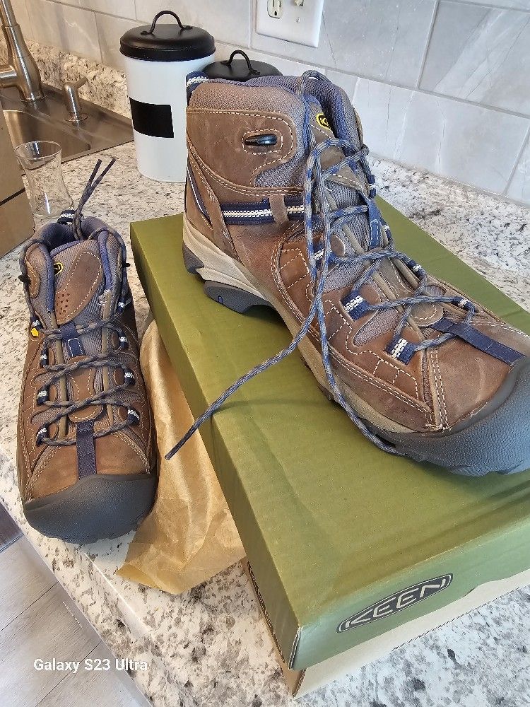 KEEN Hiking Shose ,NEW,size 9.5