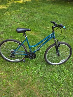 Women's Roadmaster 26 inch wheel mountain bike