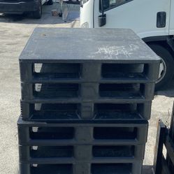 HEAVY DUTY PLASTIC PALLETS 37x32 $10 EACH DELIVERY AVAILABLE $$$