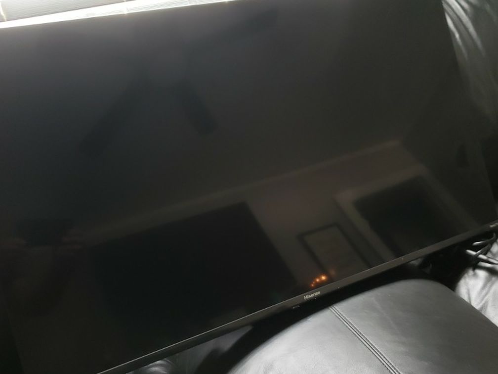 42" Hisense Tv.... ( CRACK SCREEN ) DOES HAVE POWER .. 40.00