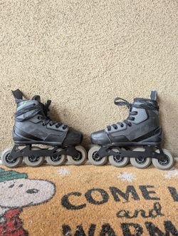 Roller hockey skates