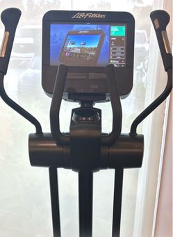 LIFE FITNESS INTEGRITY SE3 HD ELLIPTICAL!! READY 4 PICKUP OR DELIVERY!