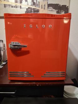 IGLOO 1.6 cu ft Retro Compact Refrigerator with Side Bottle Opener - Red