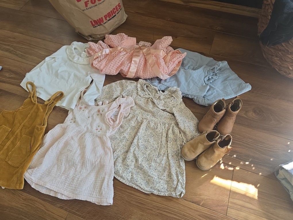 clothes 2t  in good condition some like new