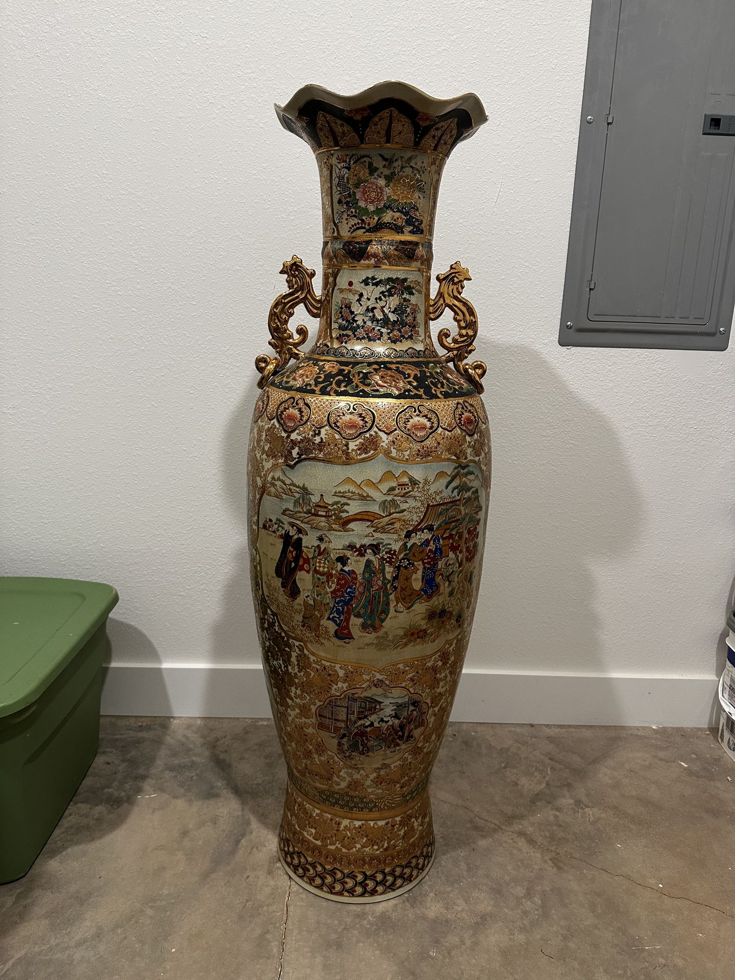Chinese Floor Vase Geisha Scenery Porcelain Hand Painted Gold Painting Antique Vase
