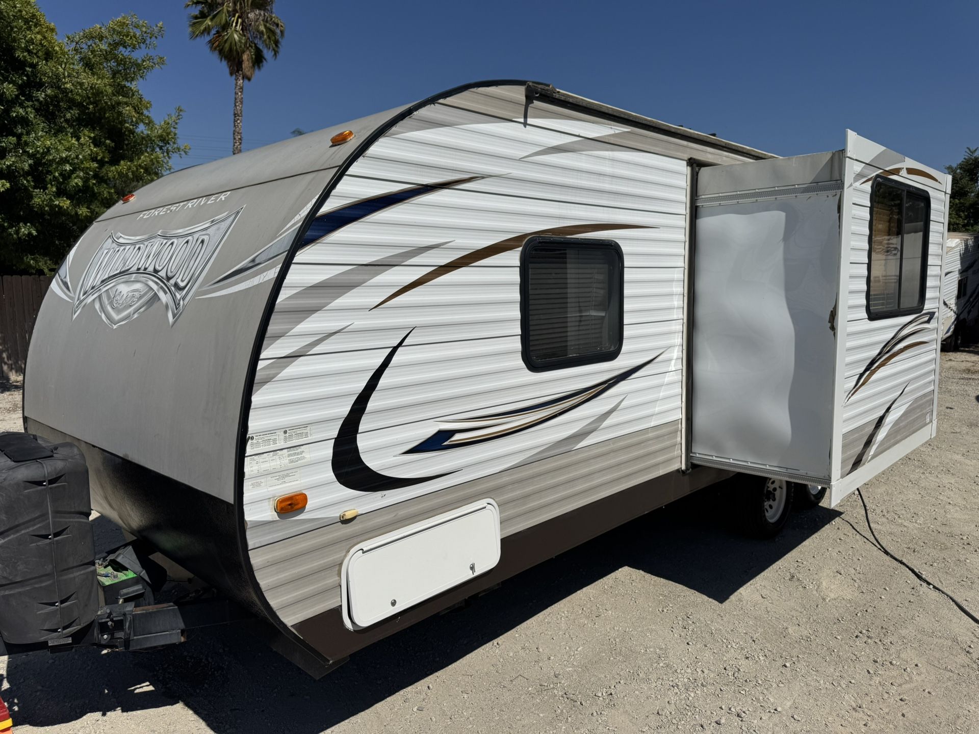 2017 Forest River Wildwood 23ft slide out bunk bed