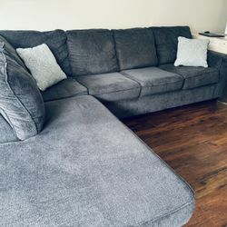 Modern Gray Sectional Sofa with Chaise – Excellent Condition, Includes Free Desk