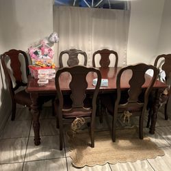 Selling Dining Set. 