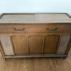 MAGNAVO antique radio, and stereo/ Make Offer
