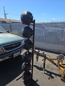 Dual grip medicine ball set with rack