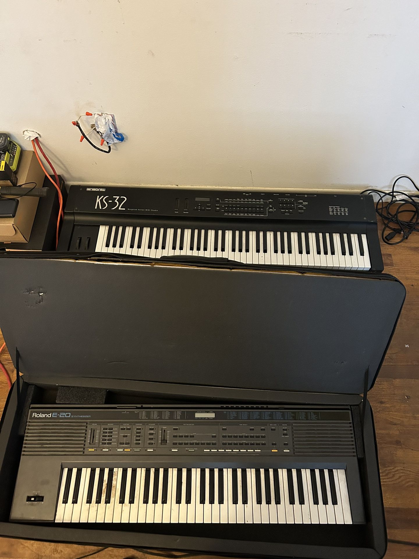 2 Keyboards Synthesizer And 1 Fender Speaker PA System 