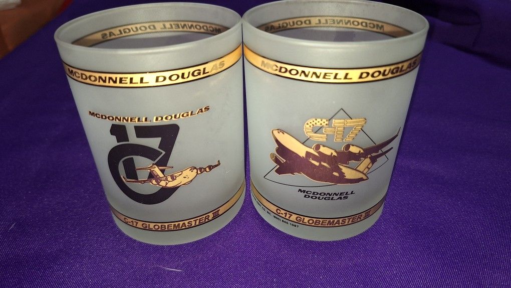 Set of 2 Vintage Dorothy Thorpe MCM frosted lowball drinking glasses featuring the McDonnell Douglas C-17 Globemaster III Aircraft. G12M022