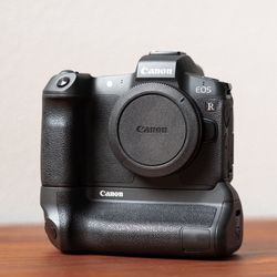Canon EOS R + Canon BG-E22 Grip + SmallRig Cage + 3 Batteries