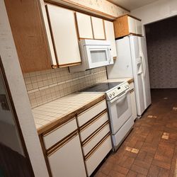 Kitchen Cabinets - Full Kitchen. $1800 /OBO