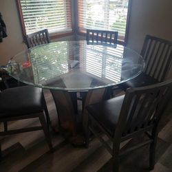 Beautiful Glass Dinning Room Table And Chairs, Hardly Used, Great Condition 
