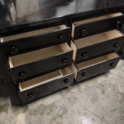 Black Dresser Good / Cajonera Buena 30”Tx23.5”Dx46”W