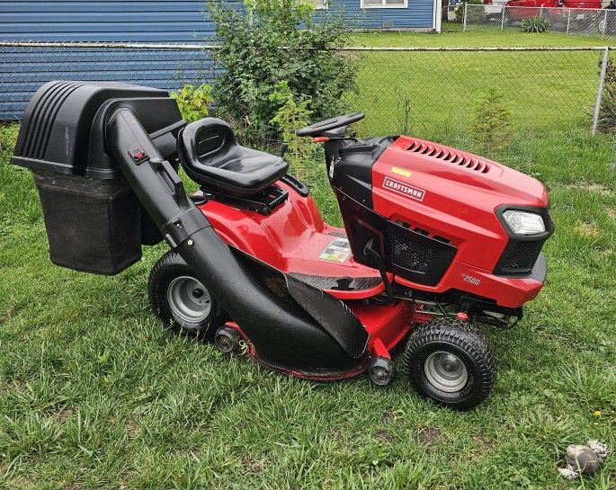 2016 Craftsman T2500 Lawn Tractor With 19 Hp Briggs And Stratton Engine 46" Deck With Bagger, Foot Operating Hydrostatic Transmission