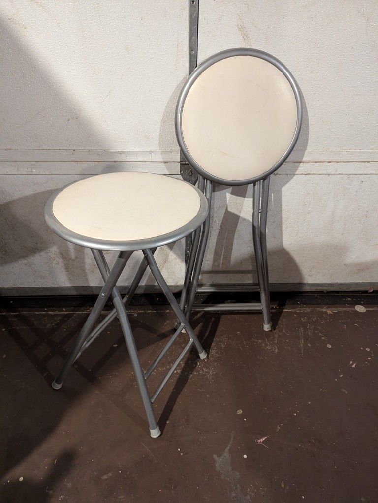 2 Foldable Stools