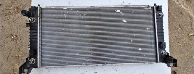 2007/2014 Chevy Tahoe /suburban/yukon/silverado radiator used good condition