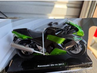 2011 Kawasaki Ninja ZX-14 – Green & Black Diecast Motorcycle Display Model
