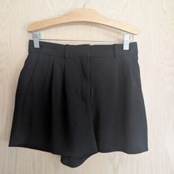 EUC Aritizia BABATON Pleated Mini Short - size 4, Black