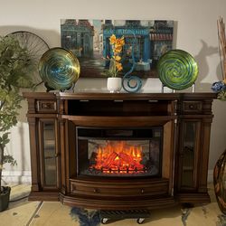 Beautiful fireplace /tv stand in excellent condition 7 colors of flames 70”