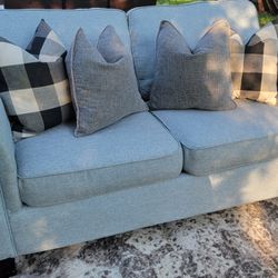 Grey Cloth Loveseat (DELIVERY AVAILABLE) 🚚 🛻 🚛 