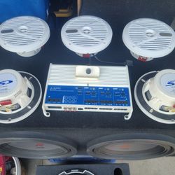  UN AMPLIFIER Y BOCINA Y RADIO 