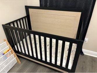 Carter’s by DaVinci Radley 4-in-1 Convertible, in excellent condition. Clean, sturdy, and well cared for, with a modern design. Comes with a washable 